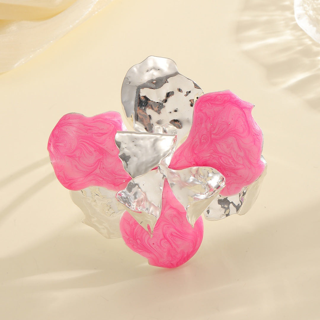 Women's flower-shaped ring made of shiny metal and high-quality epoxy resin Symbol Fashion