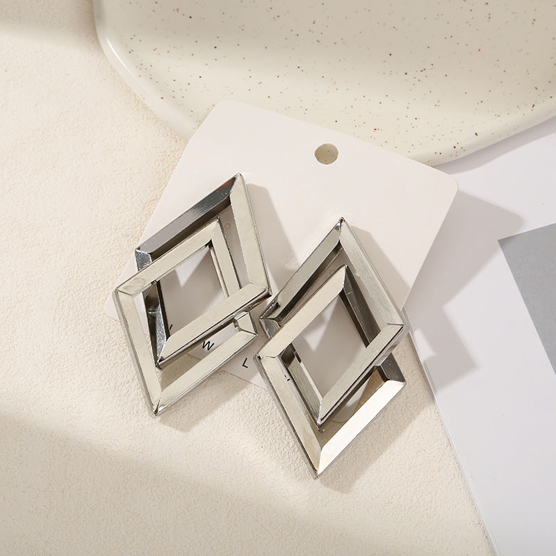 Women's Hanging Earrings with Square Design and Glossy Surface Symbol Fashion