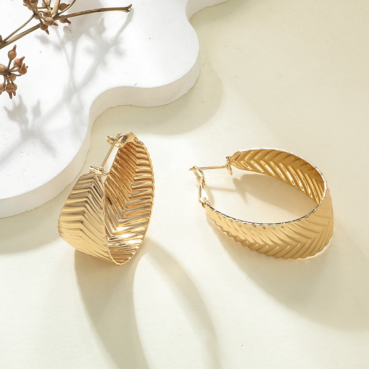 Women's Hanging Earrings in Elegant Wave Pattern Symbol Fashion
