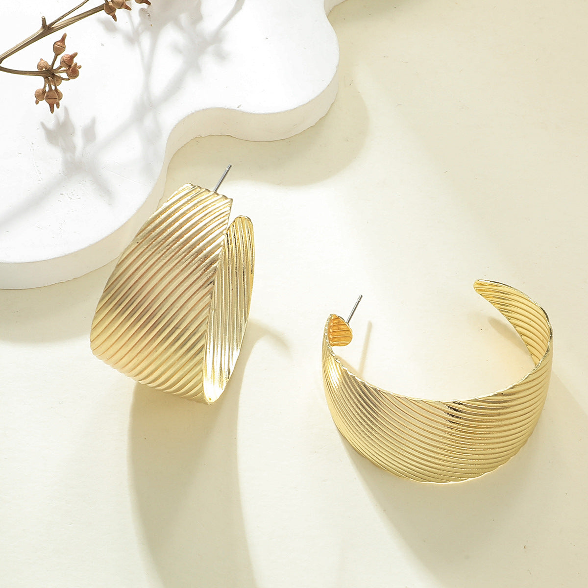 Women's Hanging Earrings in Elegant Wave Pattern Symbol Fashion