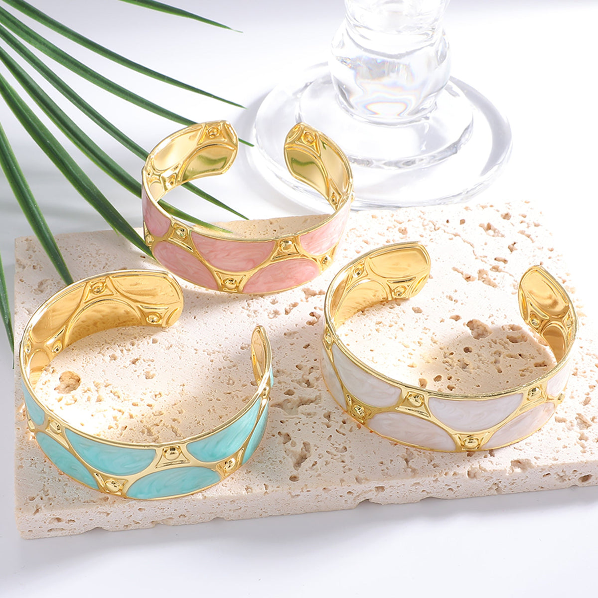 Women's cuff bracelet with artistic design Symbol Fashion