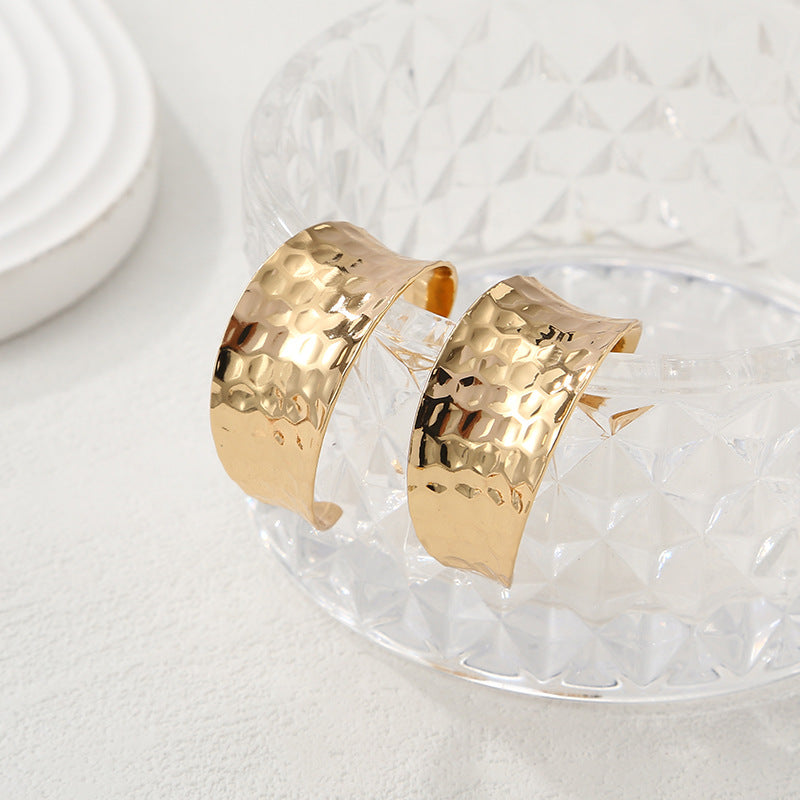 Women's bangles made of high-quality metal with an elegant wave pattern Symbol Fashion