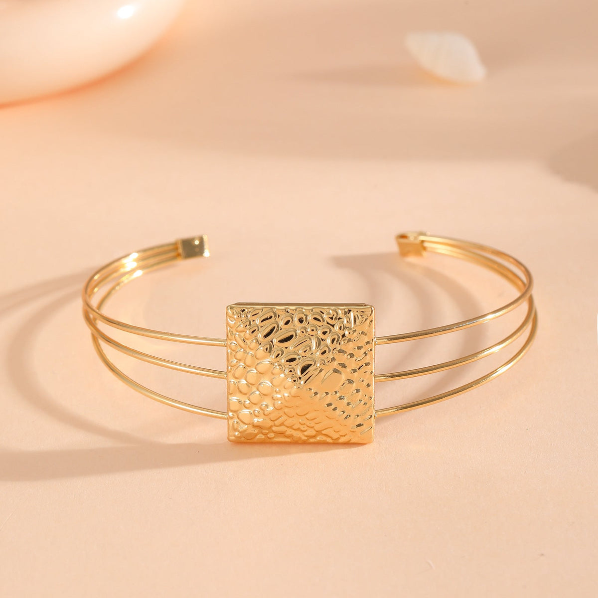 Women's bracelet with intricate bow design Symbol Fashion