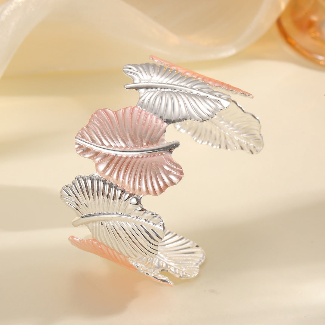 Women’s bracelet with elaborate leaf design Symbol Fashion