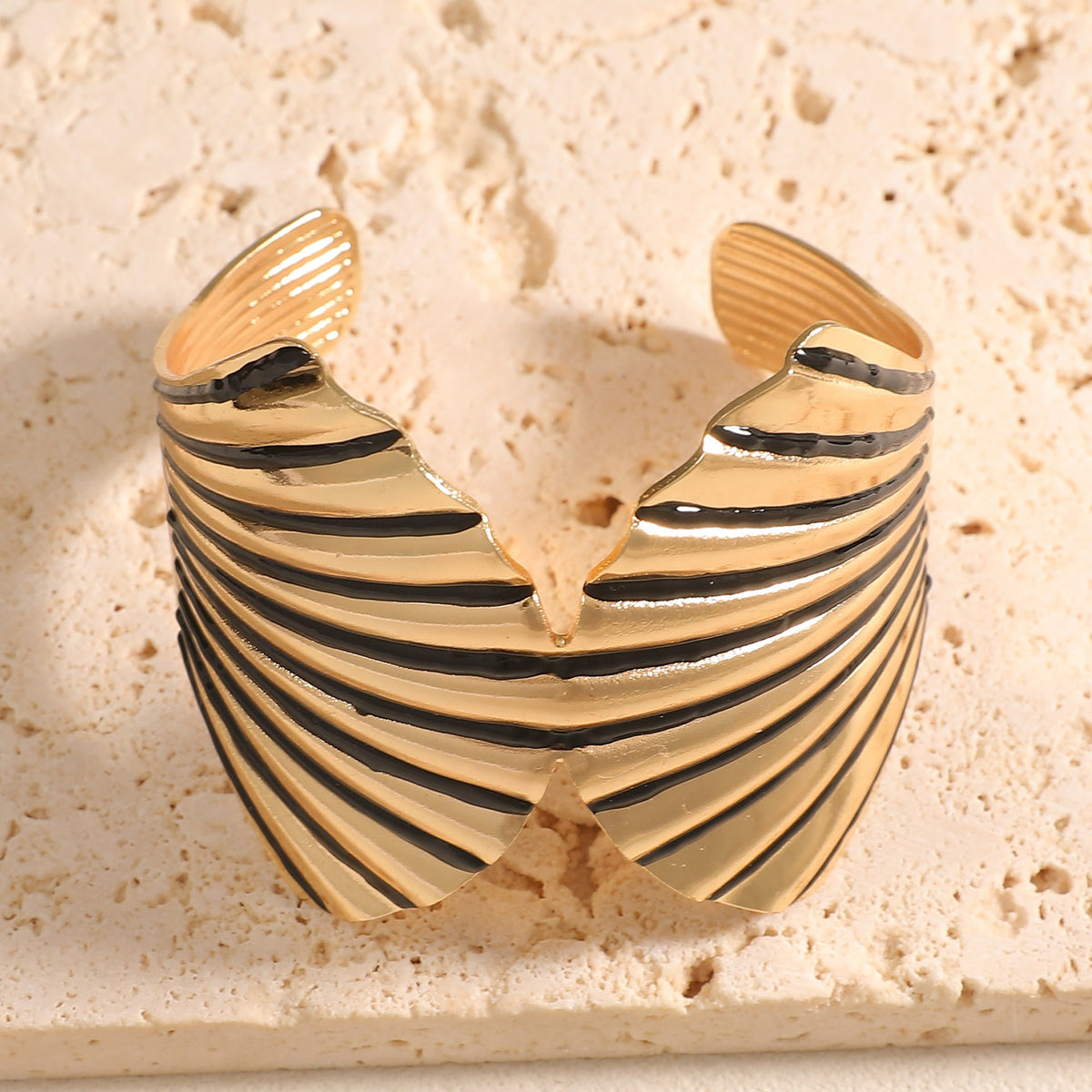 Women's bangle with elegant shell design Symbol Fashion