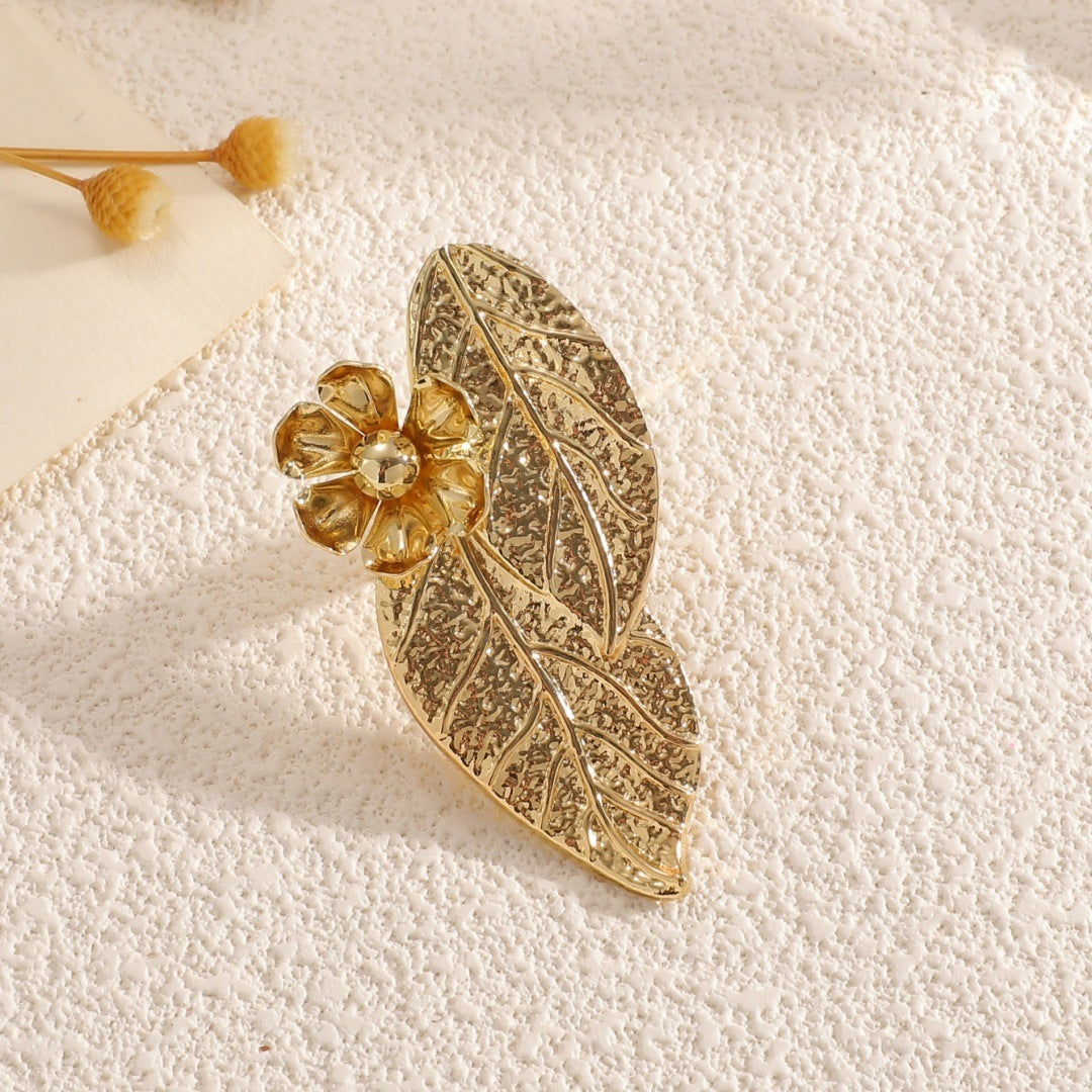 Ladies bangle with elaborate leaf design Symbol Fashion