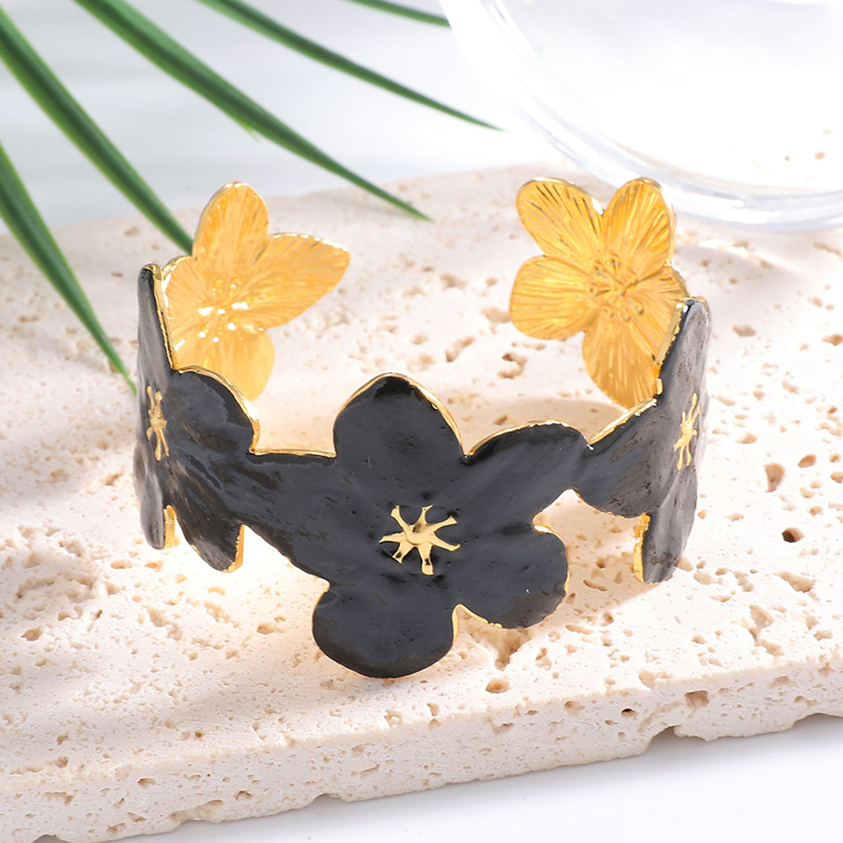 Ladies' bangle with floral motifs Symbol Fashion