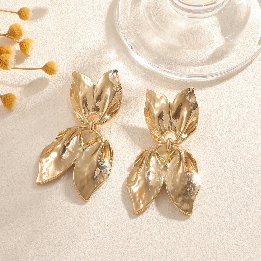 Ladies earrings in elegant leaf design Symbol Fashion
