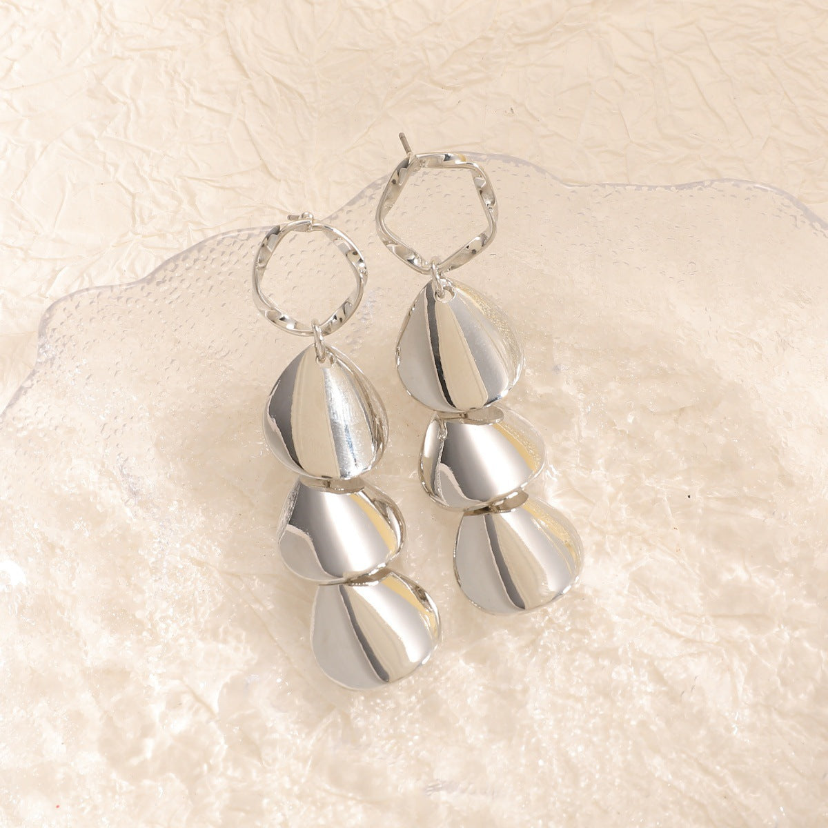 Women Hanging Earrings with Elegant Shell Design Symbol Fashion