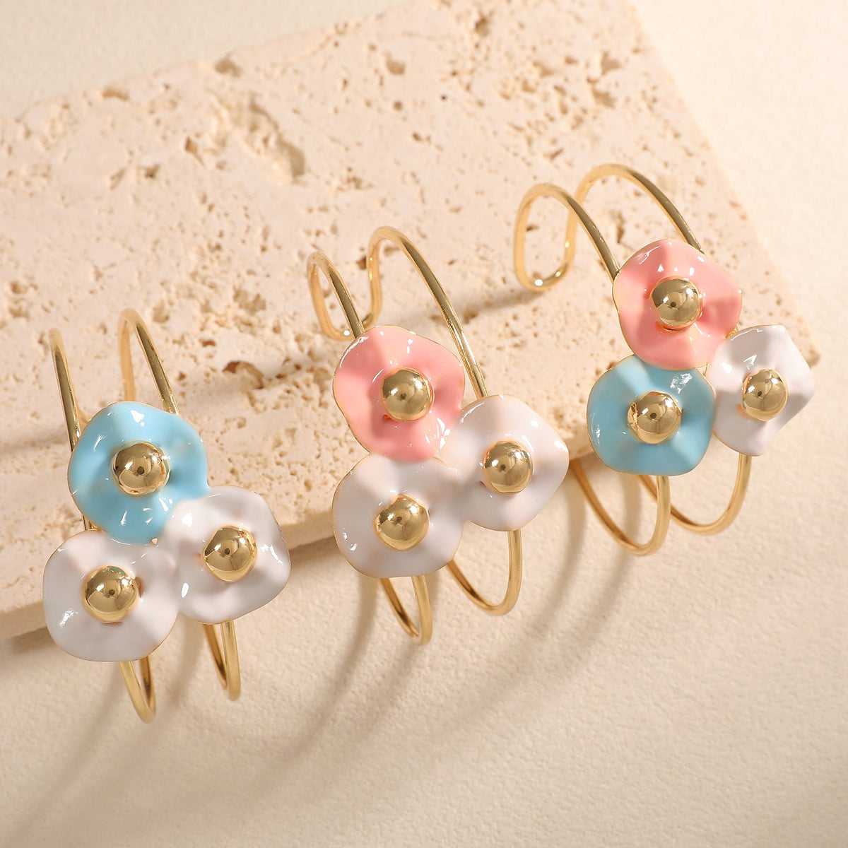 Women's bangle with elaborate floral design Symbol Fashion