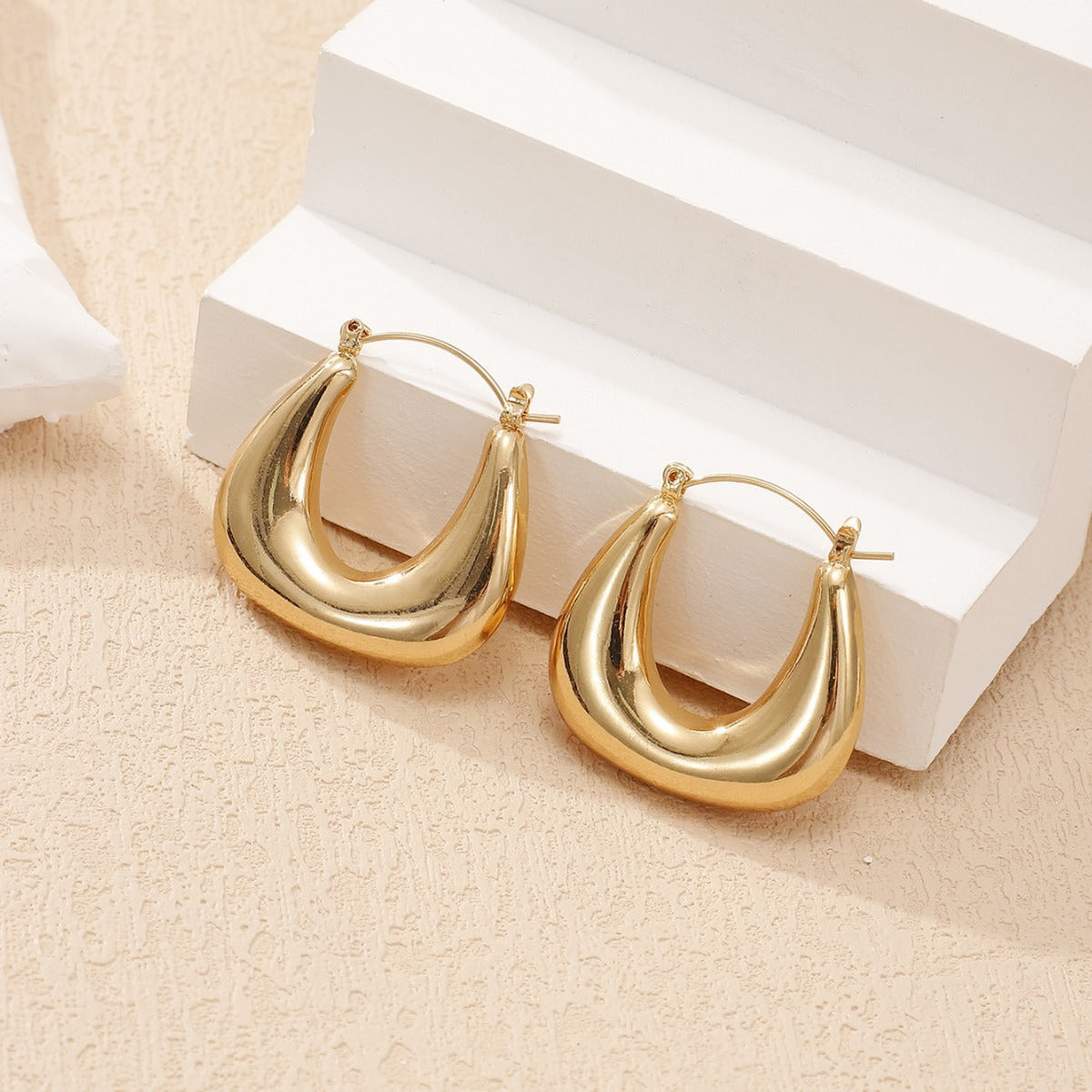 Ladies earrings in a modern, curved design Symbol Fashion