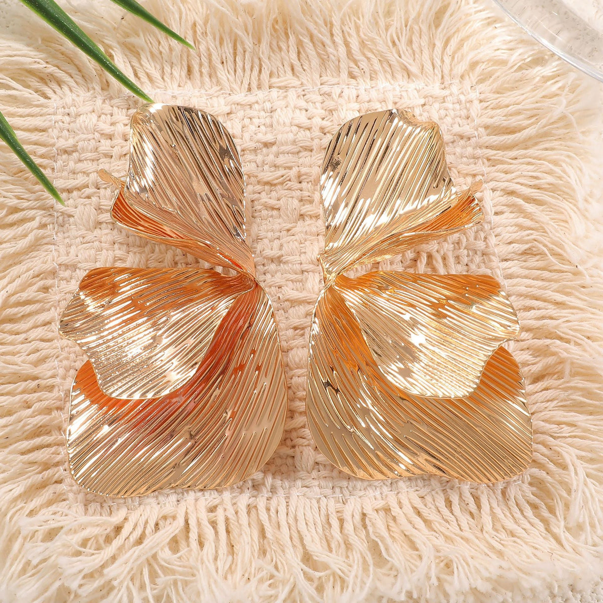 Women's ear clips in an elegant, textured design Symbol Fashion