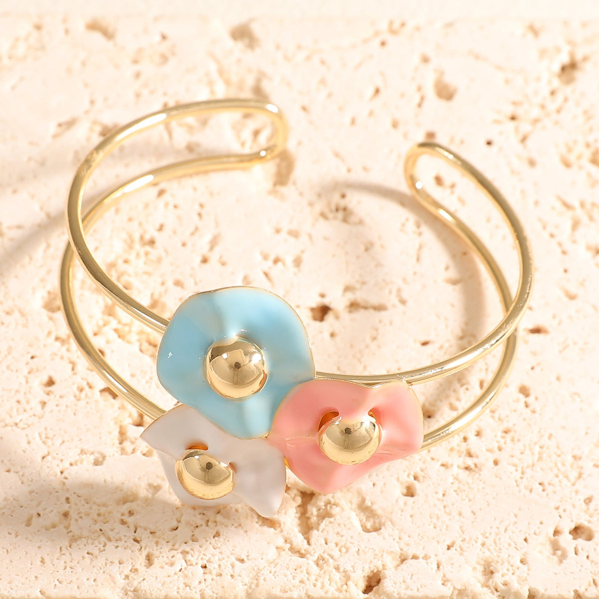 Women's bangle with elaborate floral design Symbol Fashion