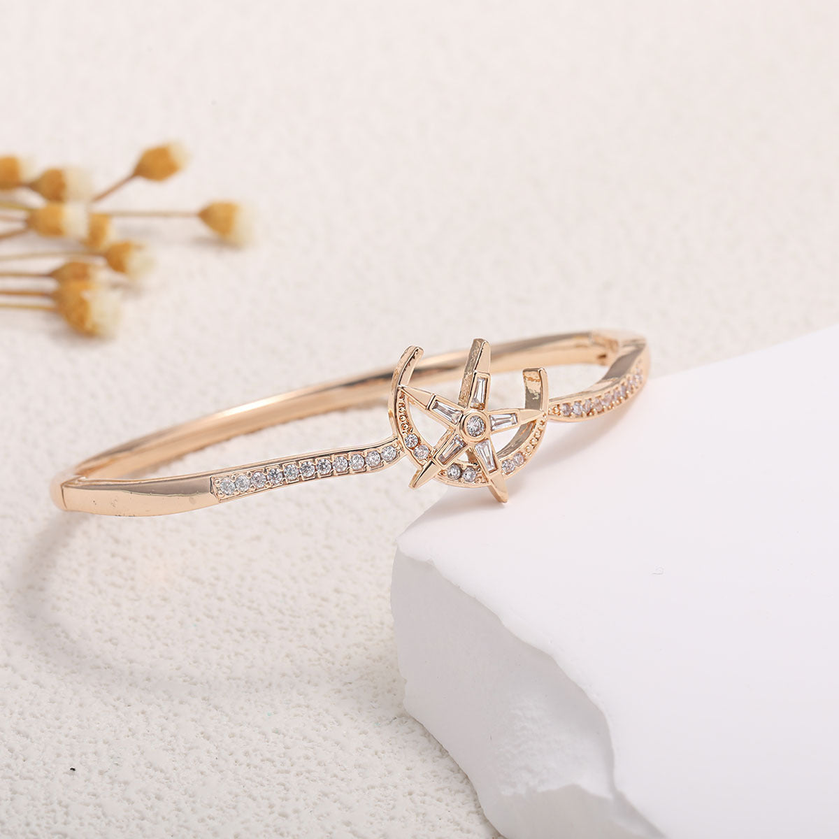 Women's bangle with elegant infinity pattern and sparkling zirconia Symbol Fashion