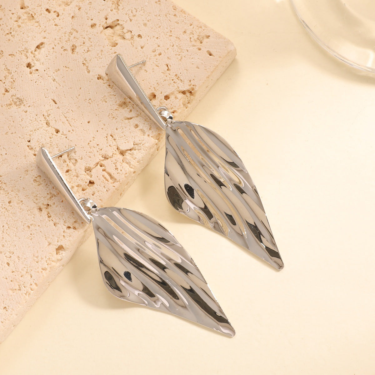 Women's Hanging Earrings in Stylish Leaf Design Symbol Fashion