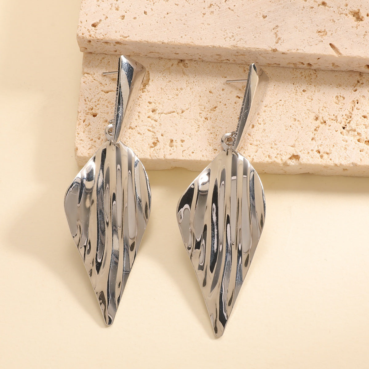 Women's Hanging Earrings in Stylish Leaf Design Symbol Fashion