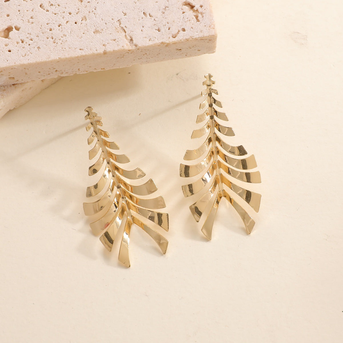 Women Hanging Earrings in Elegant Leaf Design Symbol Fashion