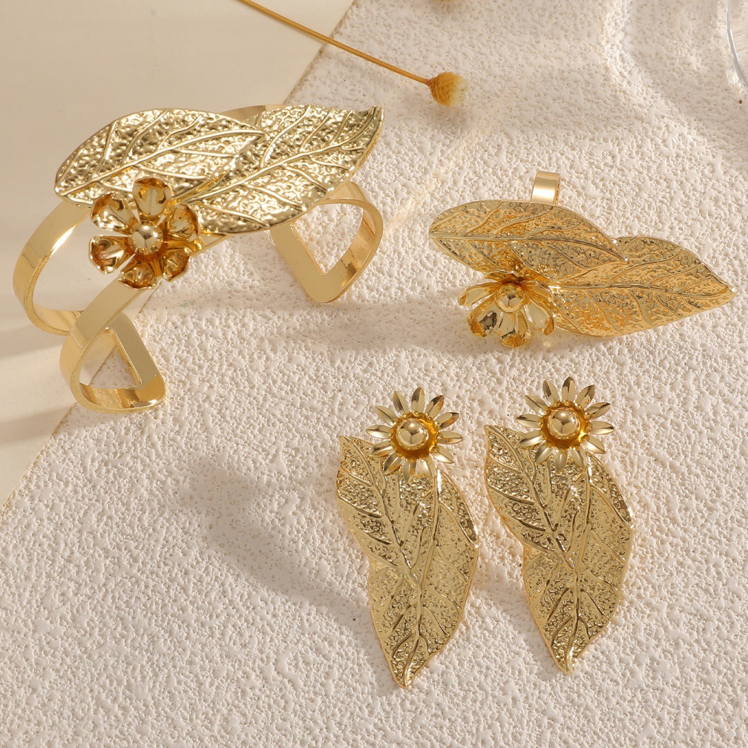 Ladies bangle with elaborate leaf design Symbol Fashion