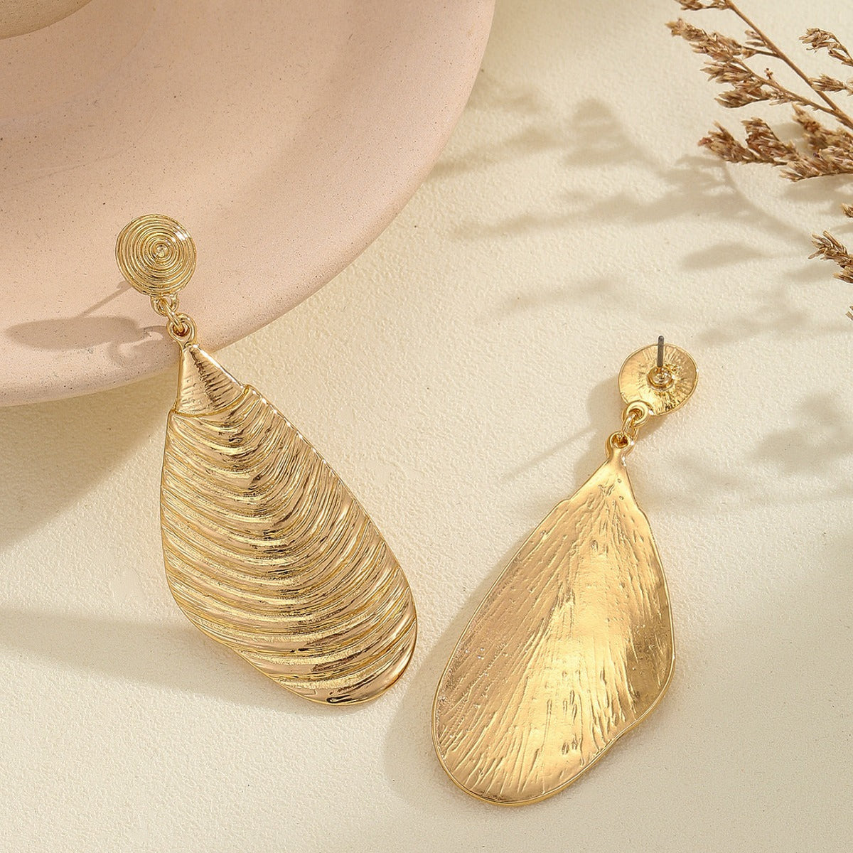 Ladies Elegant Earrings made of high-quality, textured metal Symbol Fashion