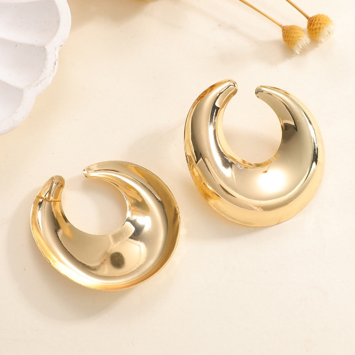 Women's earrings with elegant curved design Symbol Fashion