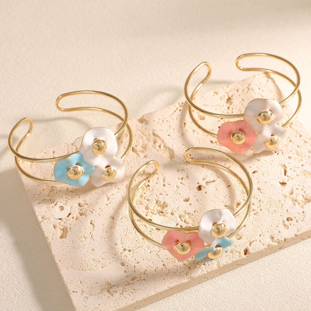Women's bangle with elaborate floral design Symbol Fashion