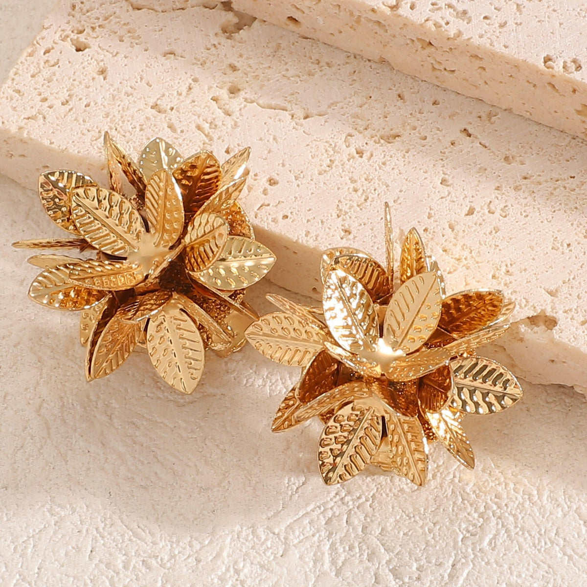 Women's hair clips in luxurious leaf design Symbol Fashion