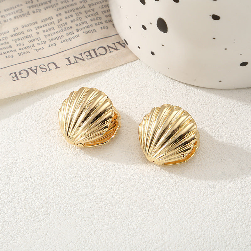 Women's ear clips in elegant shell design Symbol Fashion