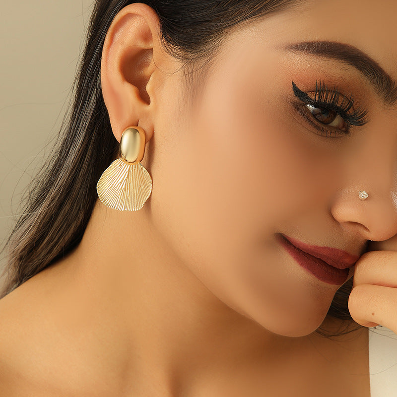 Ladies Hanging Earrings with Luxurious Leaf Design Symbol Fashion