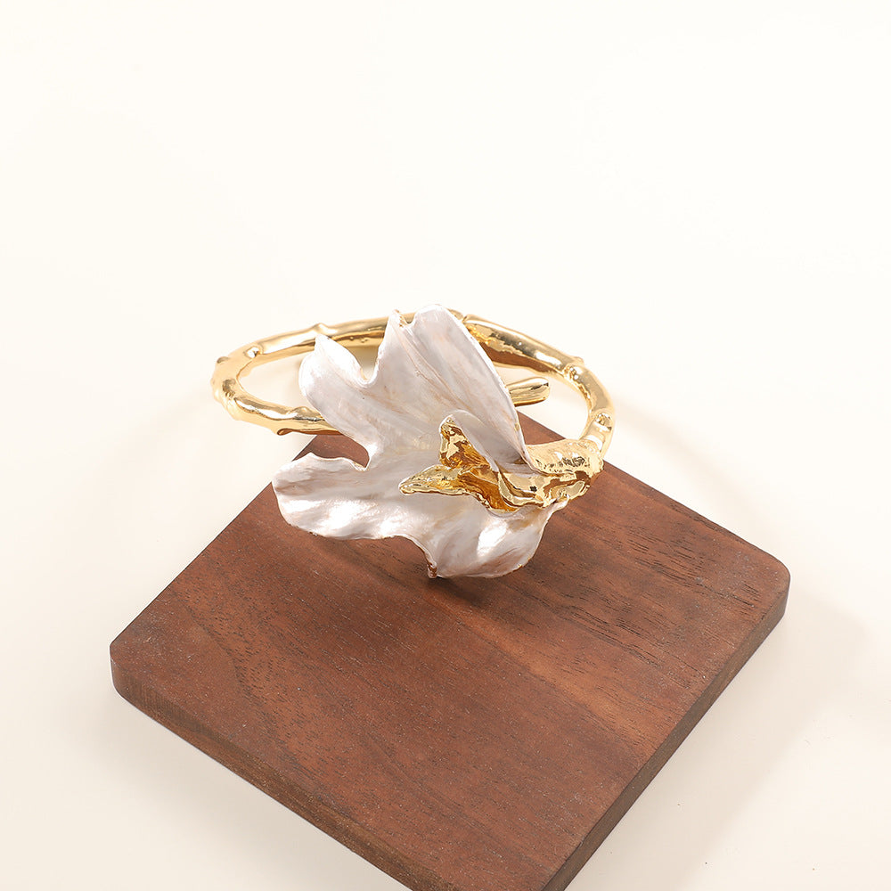 Women's bracelet with intricate flower design Symbol Fashion