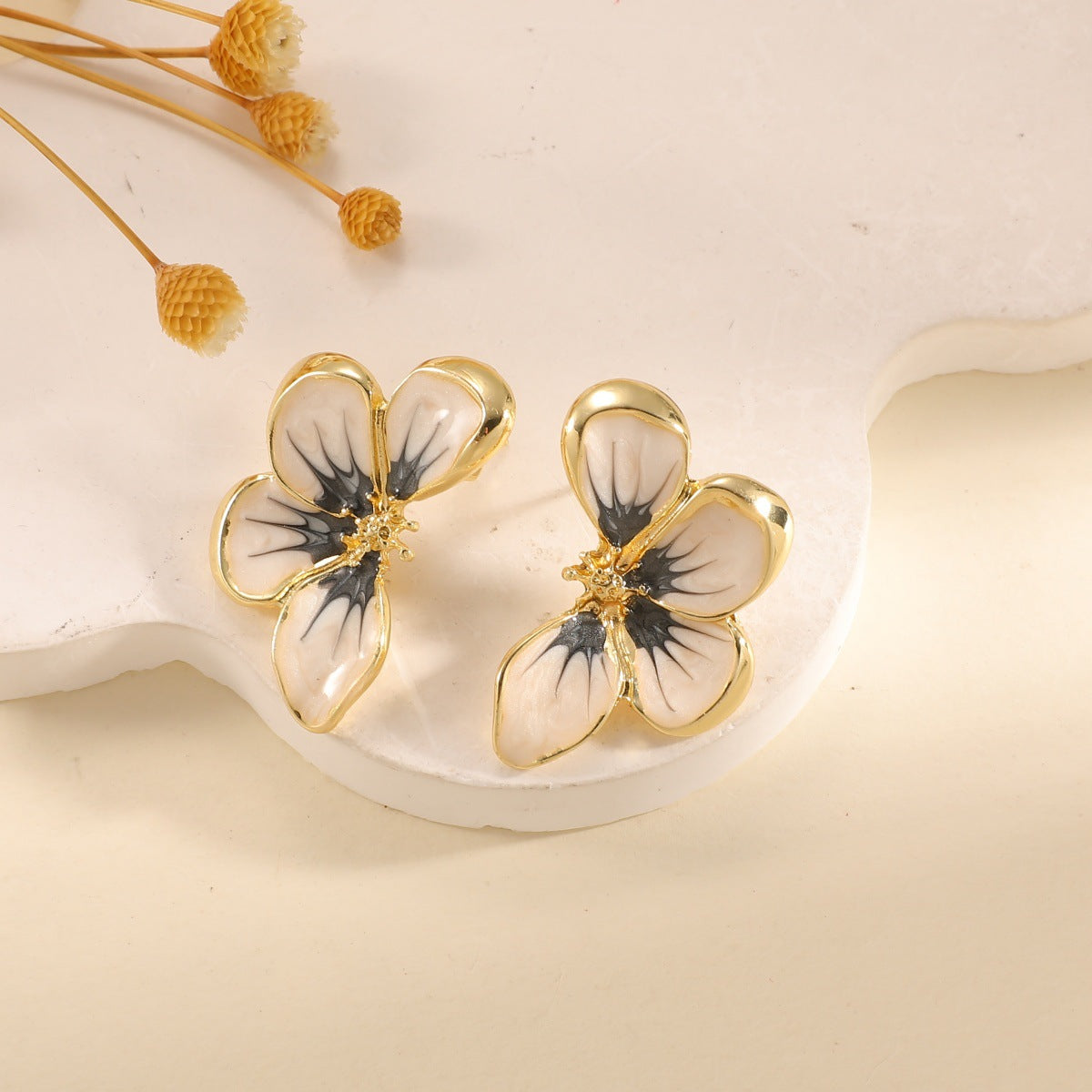 Women's ear clips in elegant floral design with a glossy coating Symbol Fashion