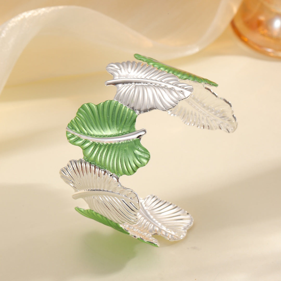 Women’s bracelet with elaborate leaf design Symbol Fashion