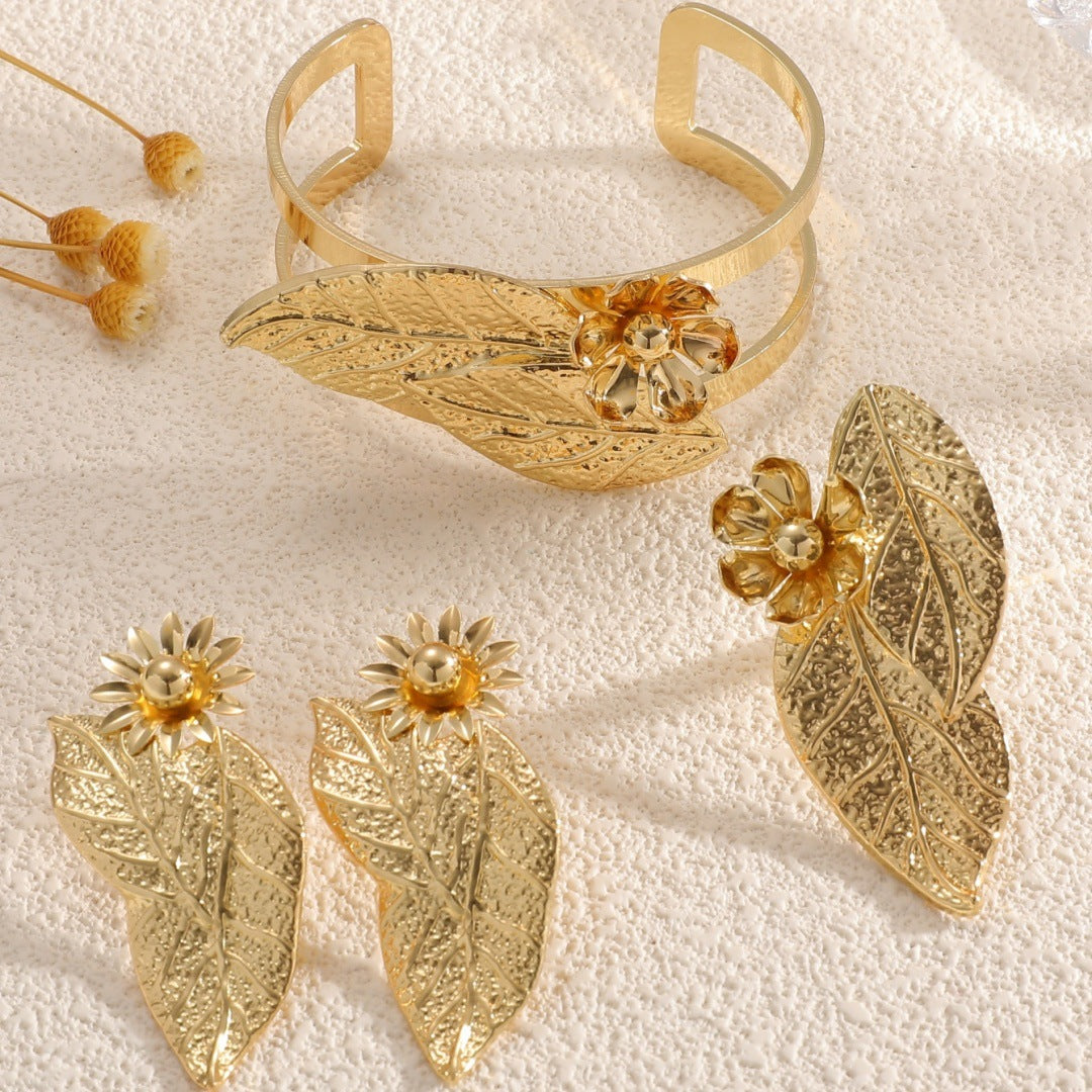 Ladies bangle with elaborate leaf design Symbol Fashion