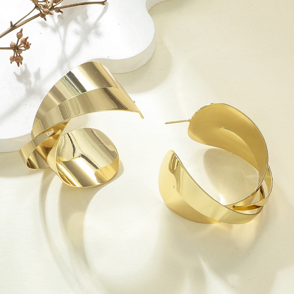 Women's Hanging Earrings in Elegant Wave Pattern Symbol Fashion
