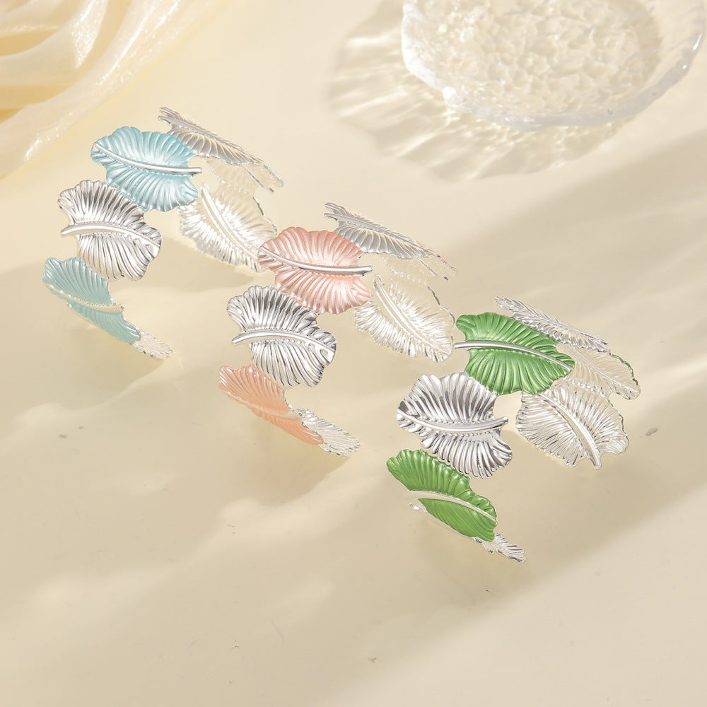 Women’s bracelet with elaborate leaf design Symbol Fashion
