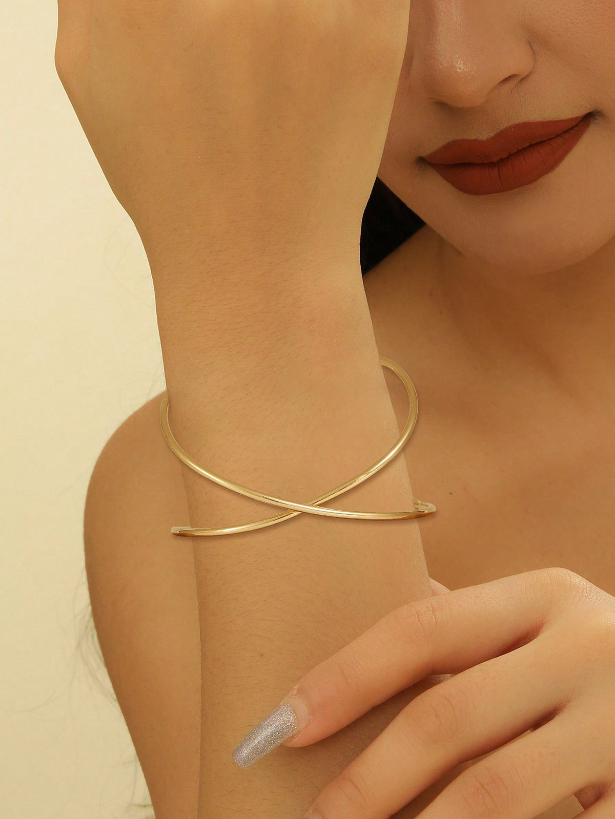 Ladies' bangle with elegant curved design Symbol Fashion