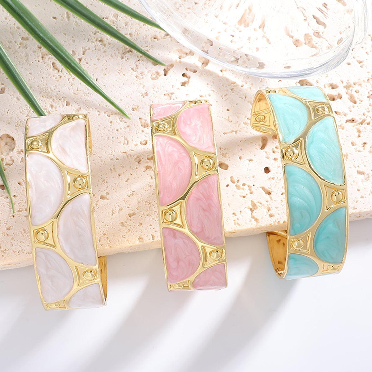 Women's cuff bracelet with artistic design Symbol Fashion