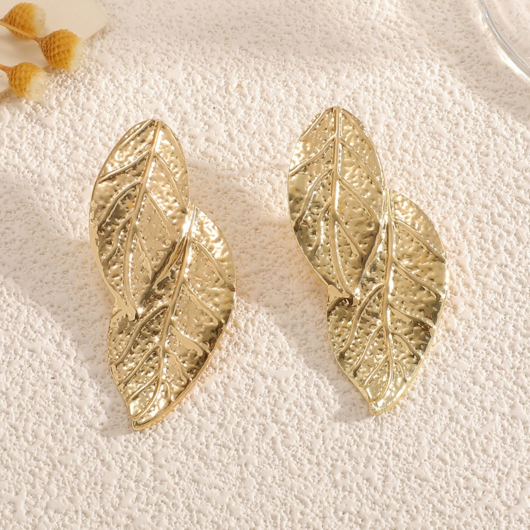 Ladies' bangle with artistic leaf design Symbol Fashion
