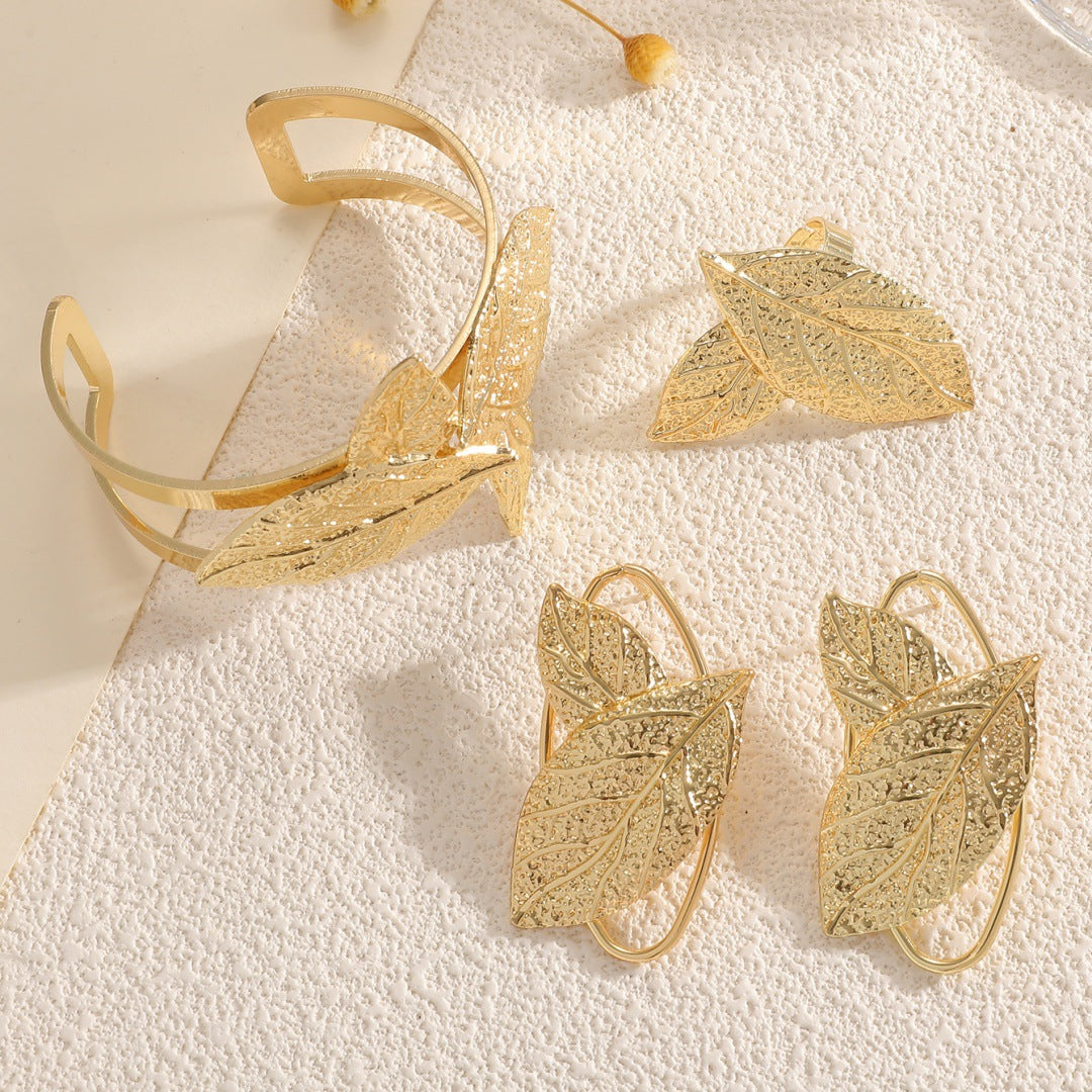 Women’s bracelet with elaborate leaf design Symbol Fashion