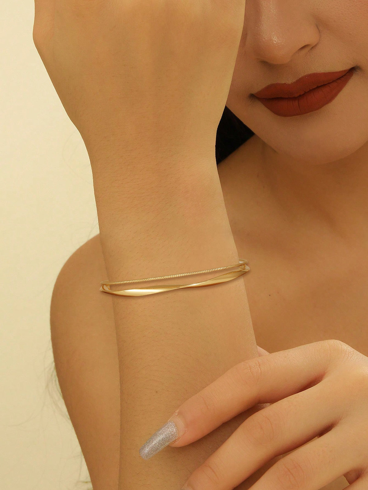 Ladies' bangle with elegant curved design Symbol Fashion