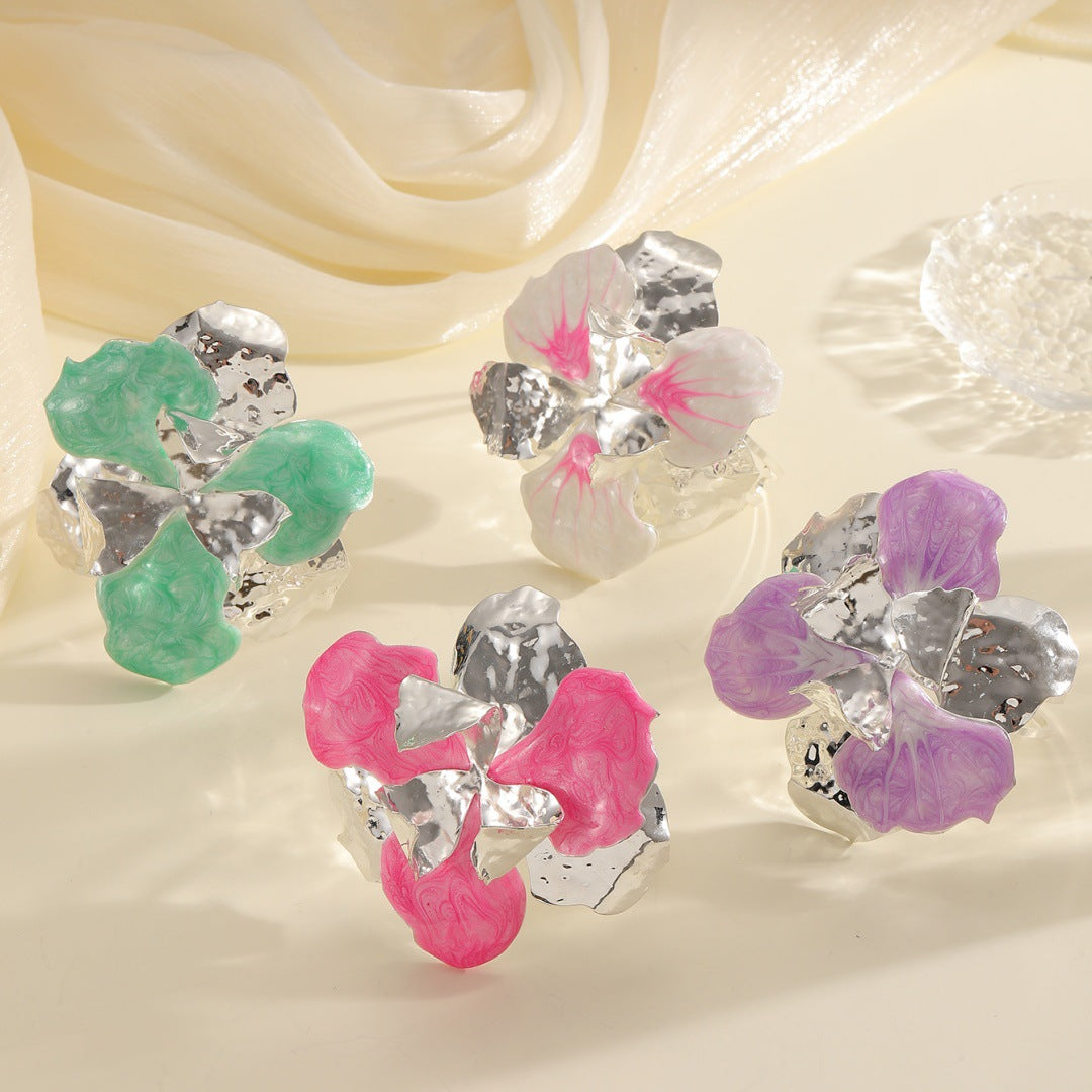 Women's flower-shaped ring made of shiny metal and high-quality epoxy resin Symbol Fashion