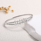 Women's bangle with elegant infinity pattern and sparkling zirconia Symbol Fashion