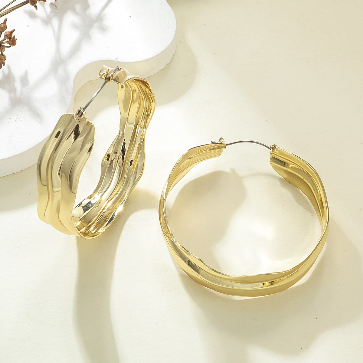Women's Hanging Earrings in Elegant Wave Pattern Symbol Fashion