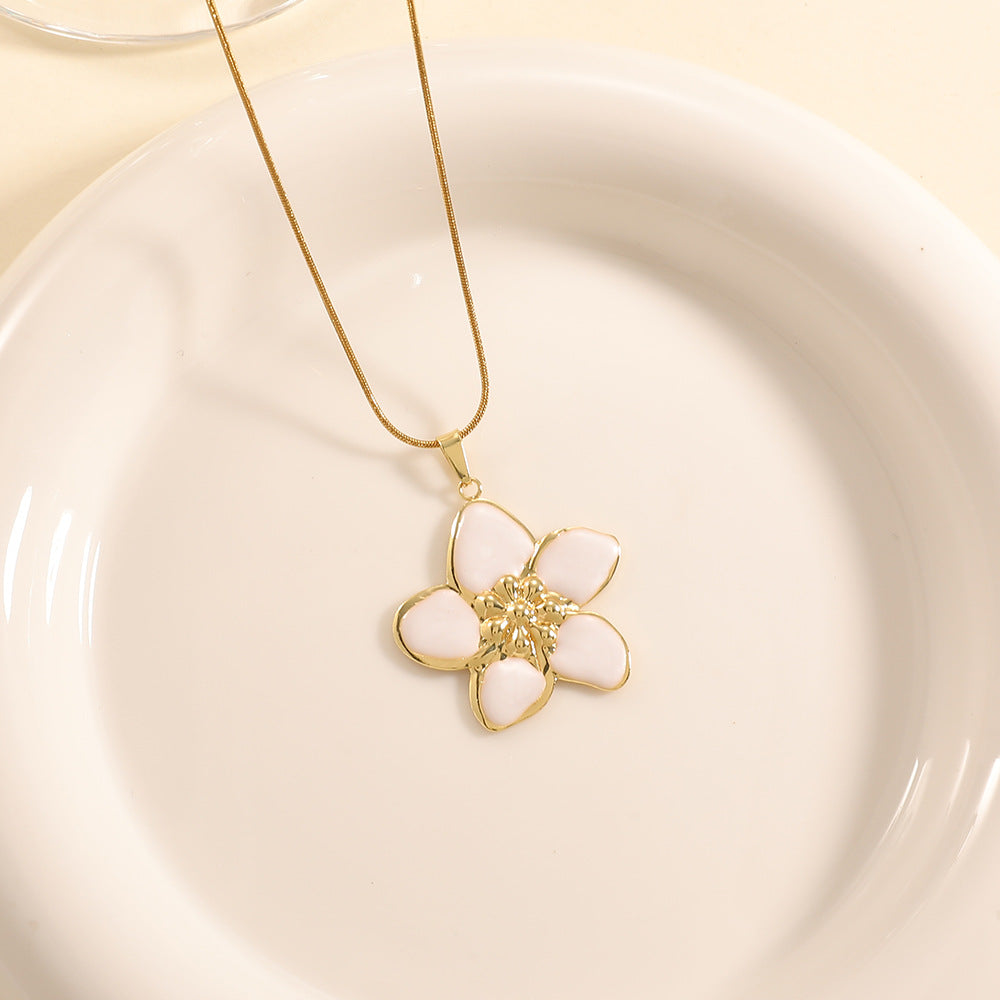 Women’s necklace with elaborately designed flower pendant Symbol Fashion