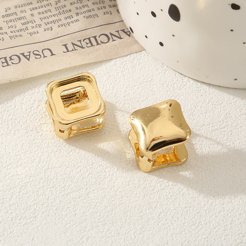 Women's ear clips in elegant shell design Symbol Fashion